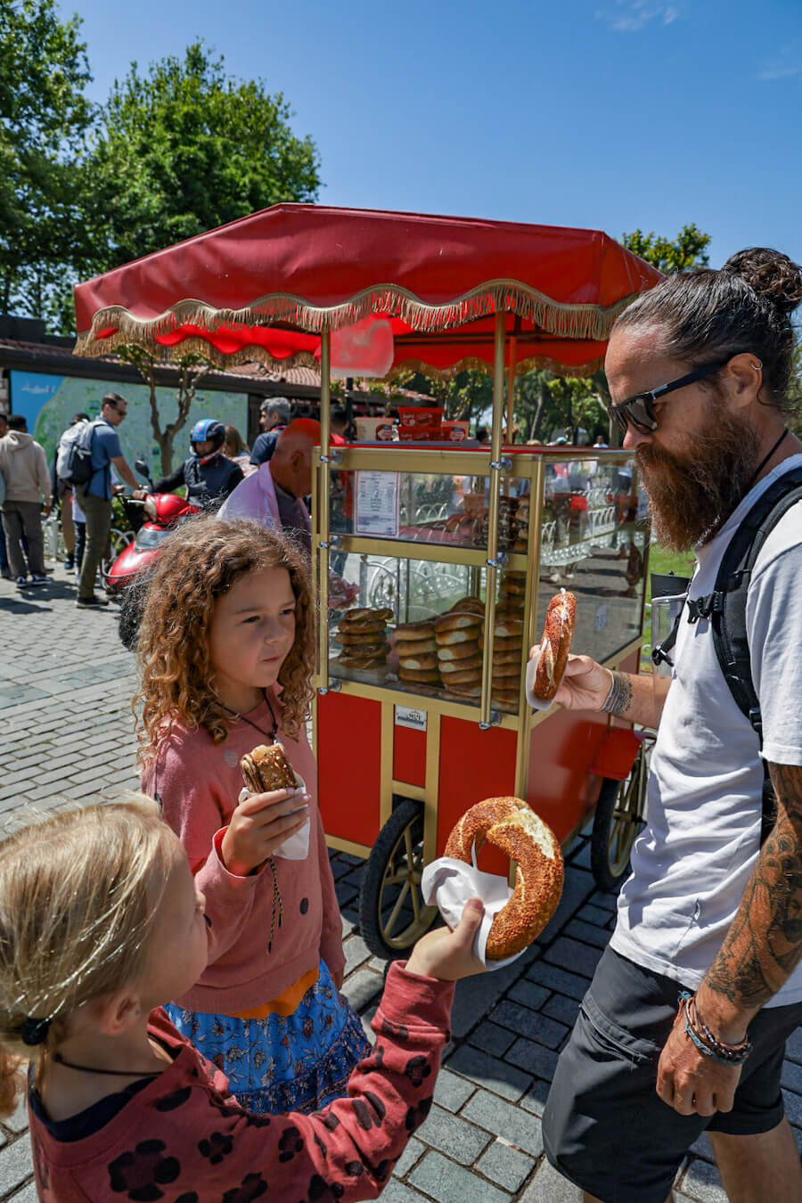Family buy simit from the Sultanahmet park vendor