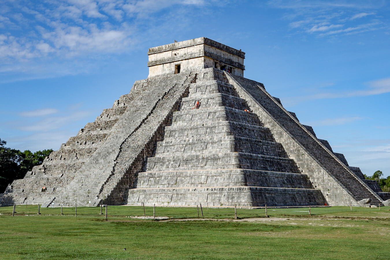 The Temple of Kukulkan without tourists - when visiting Chichén Itzá it's best to do so early in the morning as recommended by our self-guided tour.