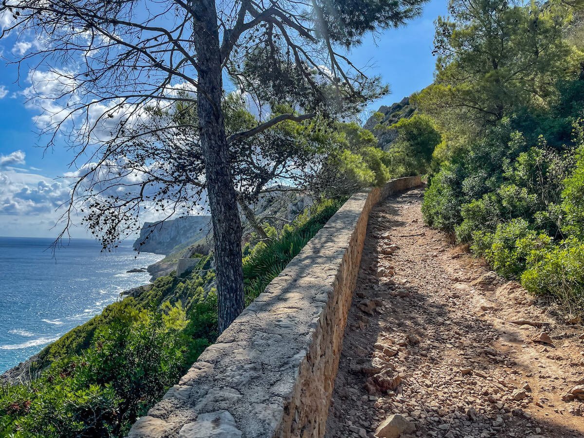 The trail head towards Cova Tallada in Denia and Javea/Xabia