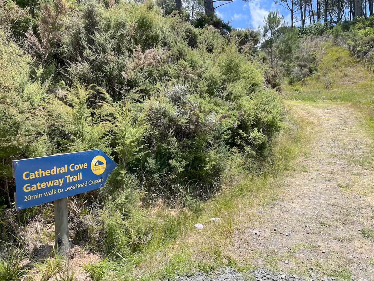 A sign directing to the Cathedral Cove Gateway Trail.
