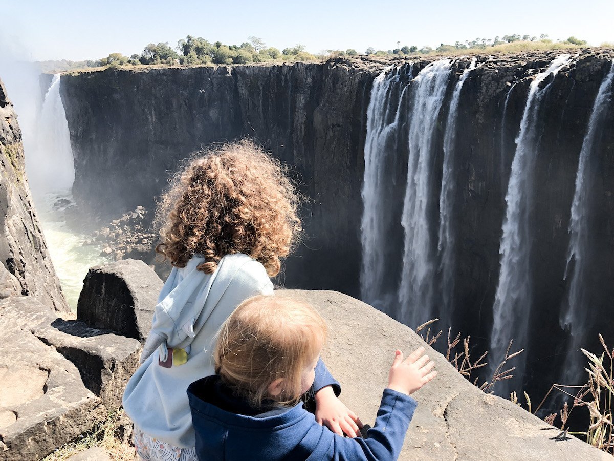 Two kids look over the Victory Falls - an itinerary for the whole family