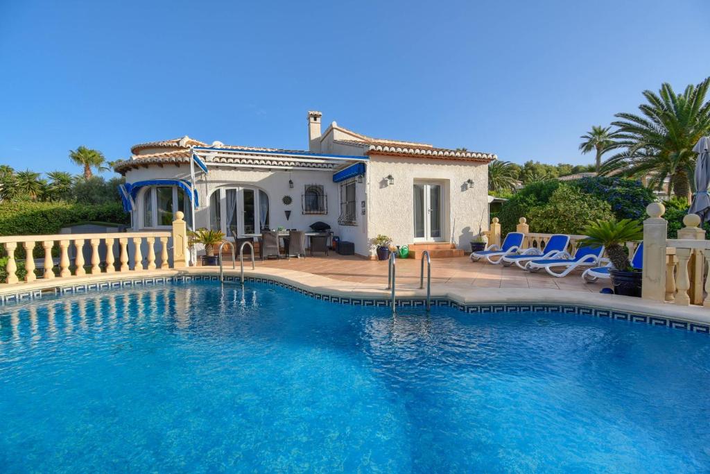 A villa with large pool in Spain.  A holiday home rental option to families on vacation.