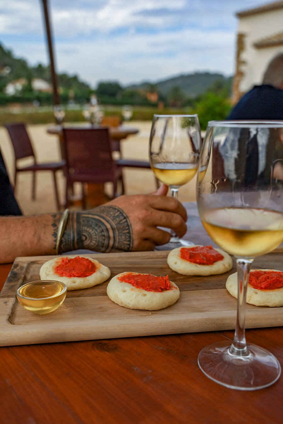 Sobrasada tapas with honey and a glass of Dolç muscatel wine, at the Les Freses wine tasting in Javea / Xabia.