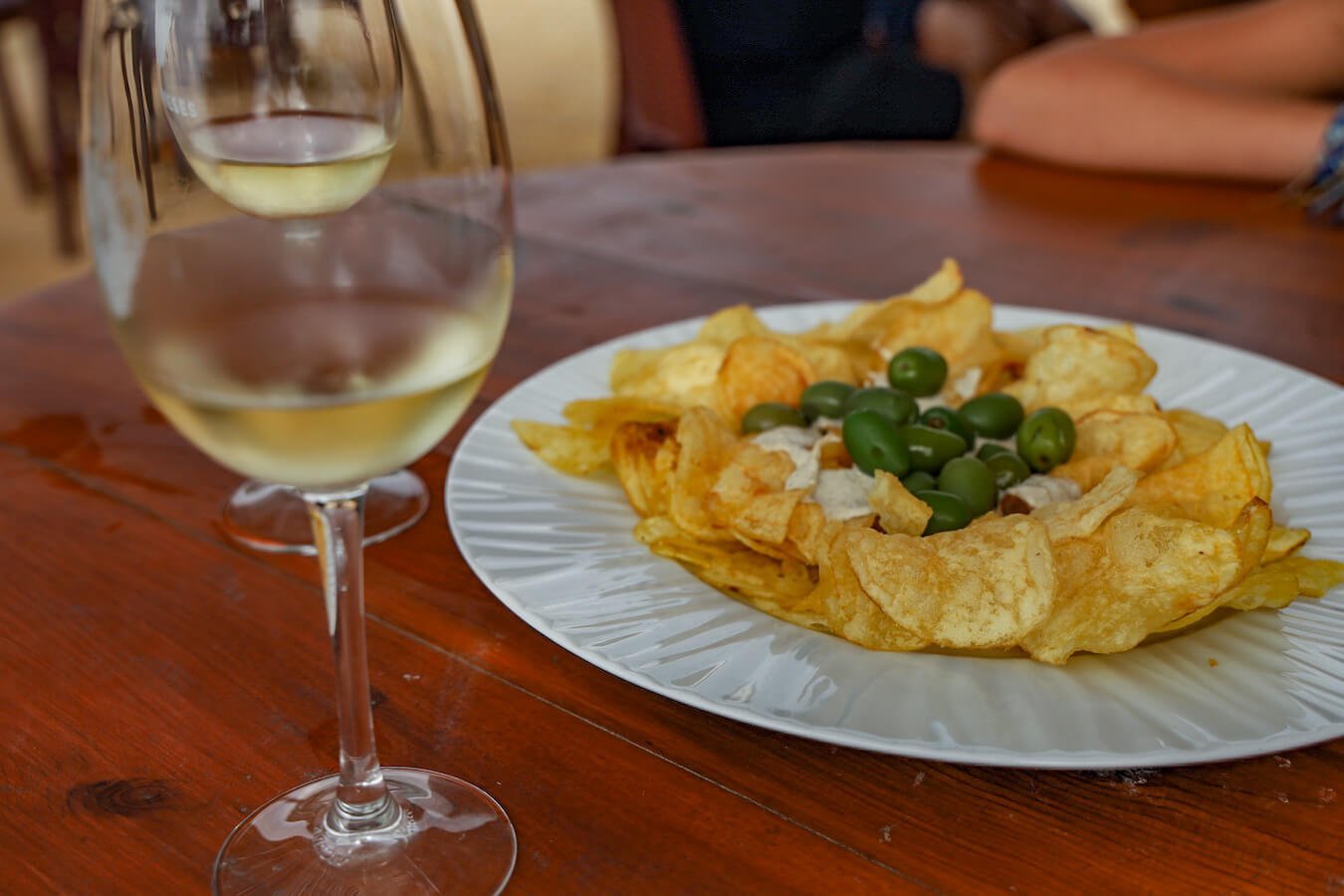 Potato crisps, anchovy mayonnaise and olive tapas, served with a glass of Les Freses muscatel wine, at the Les Freses wine tasting in Javea / Xabia.