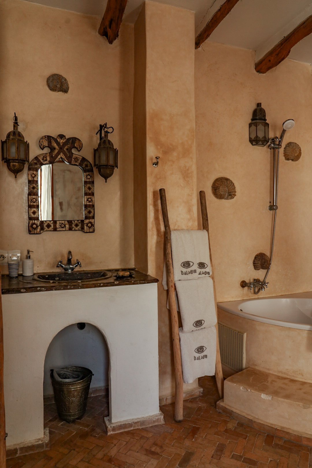 The bathroom and tub in the Baladin Riad