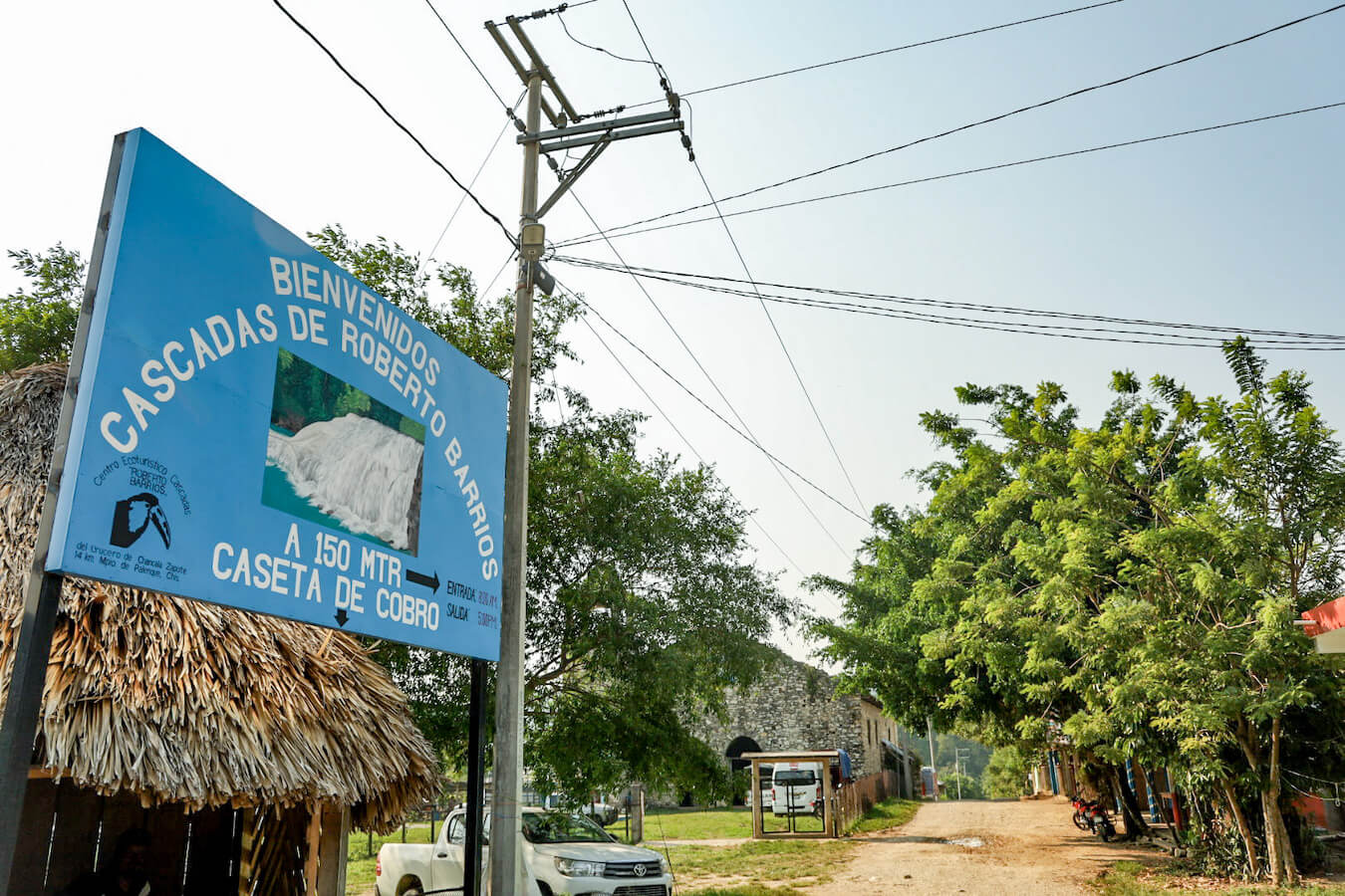 The ticket office in Roberto Barrios  and the unpaved road that leads to the waterfalls