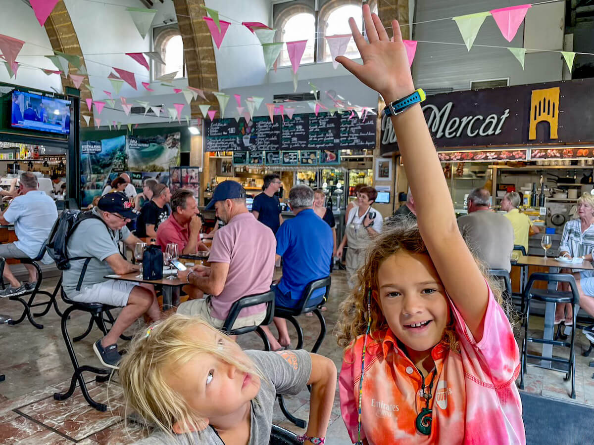 Children waiting for food at the Bar Mercat.