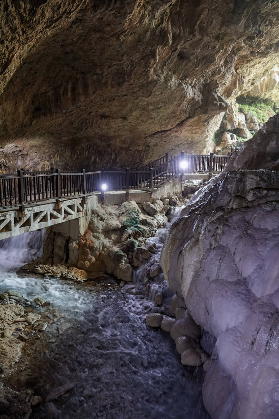 The loop track around Kaklik Cave near Pamukkale
