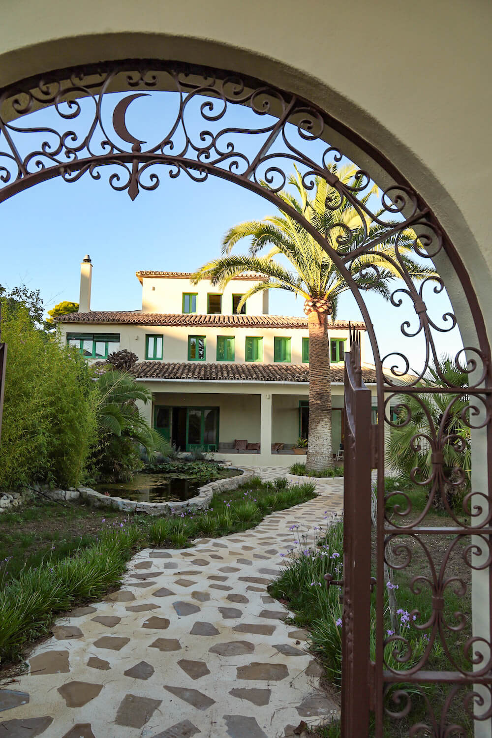 The entrance of Villa Riu Blanc through the iron gates